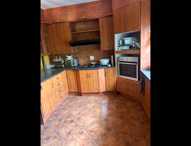 3 BEDROOM TOWNHOUSE FOR SALE IN SAFARI GARDENS